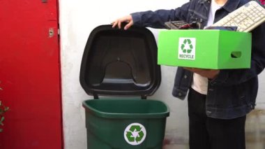 Elektrik atığı ya da e-atık sorunu. Kullanılmış elektronik televizyonlar, bilgisayarlar, bilgisayar ürünleri (klavyeler, monitörler ve sabit diskler gibi) ve yazıcılar. Ev atığı geri dönüşüm merkezi