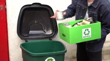 Hurda metal geri dönüşümü. Alüminyum içecek kutuları, teneke, çelik, metal yemek kutuları. Sıfır kayıp. Geri dönüşüm logosu. Çöp tenekesi. Evde geri dönüşüm. Geri dönüşümlü materyaller kağıt plastik cam metal