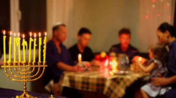 Еврейская Семья Ест Вместе Праздничные Кошерные Блюда Ночь Хануки Еврейские — стоковое фото