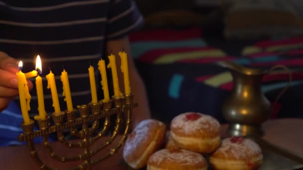 Χάνουκια Χάνουκα Μενόρα Ένας Άντρας Στήνει Κεριά Για Εβραϊκό Χανουκά — Αρχείο Βίντεο