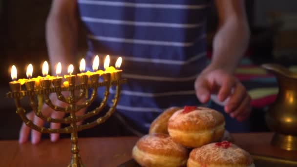 도넛은 하누카에서 상징적 음식중 므노라에 촛불들 — 비디오