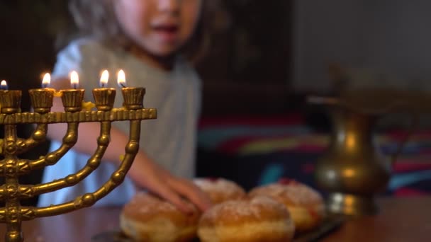 Menina Comendo Donuts Geléia Hanukkah Sufganiyot Noite Férias Hanukkah Luzes — Vídeo de Stock