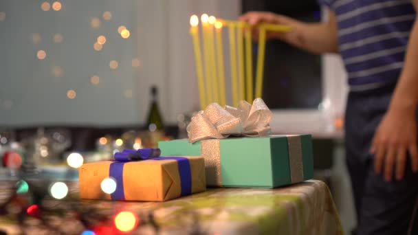 メノアの8本のろうそくに火をつけます チャヌカは ユダヤ人の8日間の光の冬の祭りで 夜のメノアの照明 特別な祈り 揚げ食品で祝われます — ストック動画
