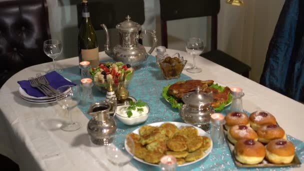 Festival juif des lumières. Latkes (crêpes de pommes de terre) et sufganiyot beignets de gelée aliments cuits dans l'huile sont habituellement consommés pendant Hanoukka. Dîner de famille festif, menorah aux bougies 