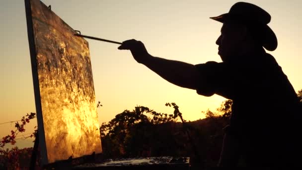 Artista Profesional Pinta Cuadro Naturaleza Silueta Hombre Adulto Puesta Sol — Vídeos de Stock