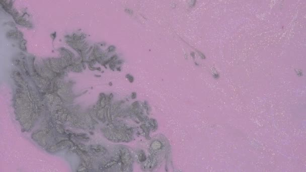 輝くピンクとシルバーの色 抽象絵画運動 塗料反応の美しいマクロ 流体のマクロ動き — ストック動画
