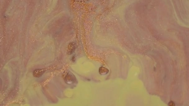Fond jaune brillant, rose et or pailleté. Belle macro de réactions de peinture. Abstrait Paint Movement. Mouvement macro des fluides 