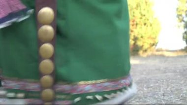Pow Wow Amerikan Yerlileri dansı, Amerika yerlilerinin dansı. Genellikle kısmen boncuklu Amerikan Mokaseni. Orijinal Hint Giysileri ve Aksesuarları