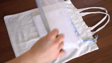 Sıfır atık. Kumaş torbaları, yeniden kullanılabilir kavanozlar ve şişeler.