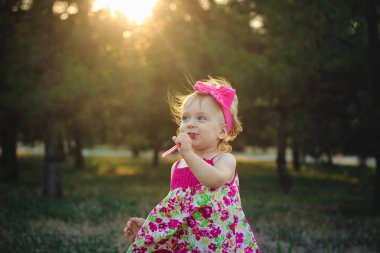 Günbatımı küçük kıza parkta