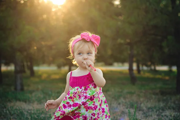 Gün Batımında Parkta Mutlu Küçük Kız — Stok fotoğraf