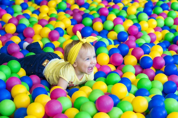 Kleines Mädchen Wird Luftballons Gespielt — Stockfoto