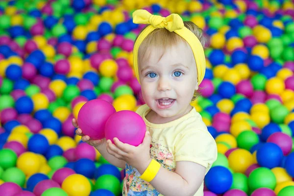 Niña Jugando Globos —  Fotos de Stock