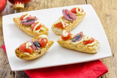 Kanepeler ve sebze lezzetli meze