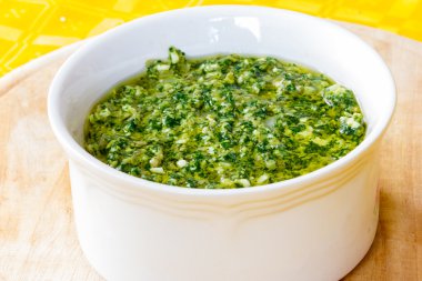 Yeşil sos haşlanmış et için