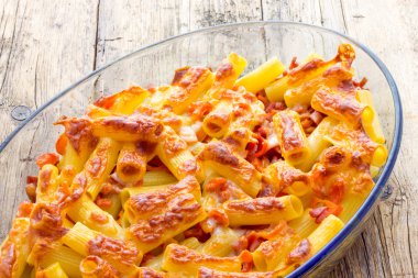 Fırında makarna peynir domates ve sosis ile