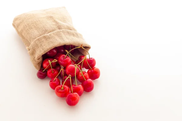 Zralé červené třešňový plody s bílým pozadím — Stock fotografie