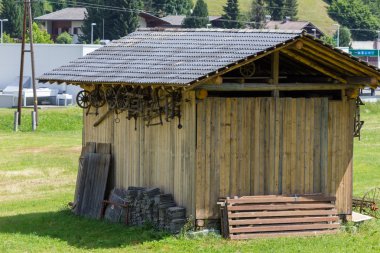 küçük bir ahşap ev