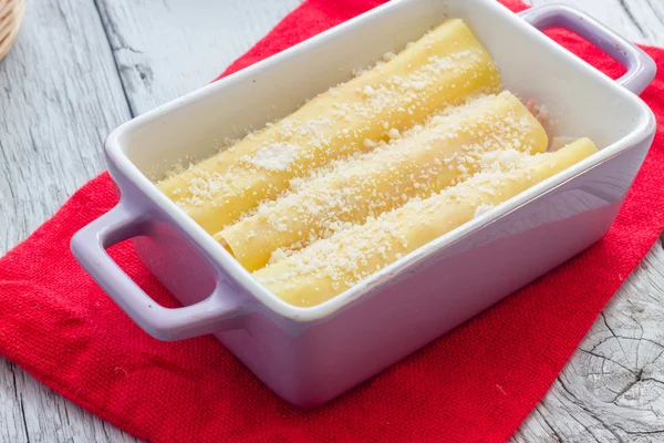 Cannelloni assado com presunto e queijo — Fotografia de Stock