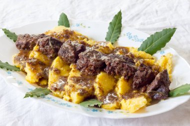 Yaban domuzu Stew polenta