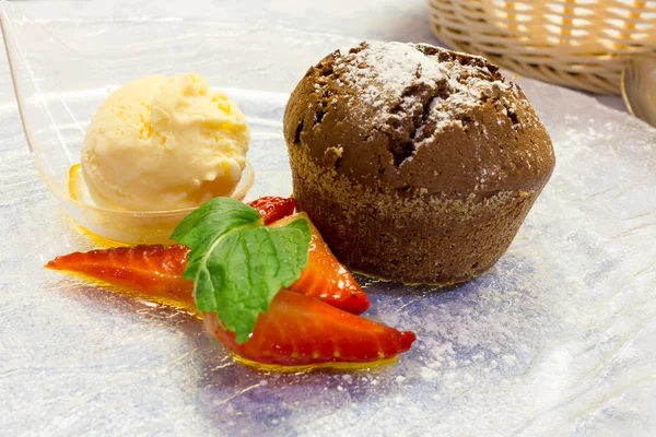 Muffin with ice cream and strawberries — Stock Photo, Image