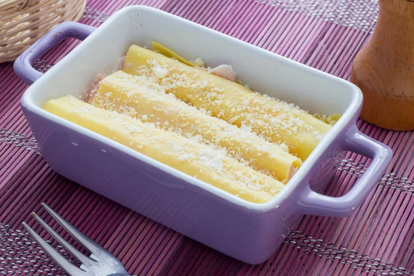 Cannelloni med skinka och ost i ugn — Stockfoto