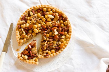 Badem ve fındık ile tart