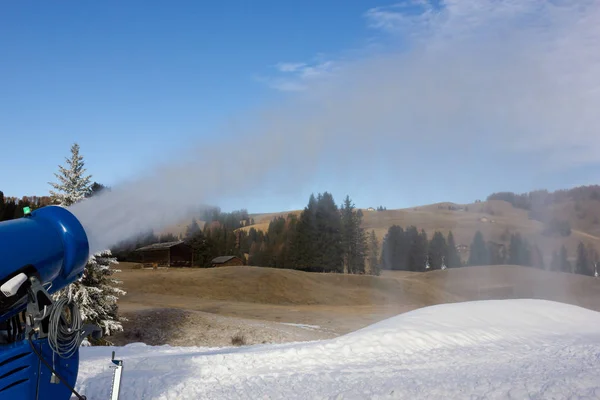 Cannon fires snow on the ski slopes — Stock Photo, Image