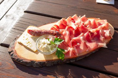 Leke salam ve peynir horseradish sos ile