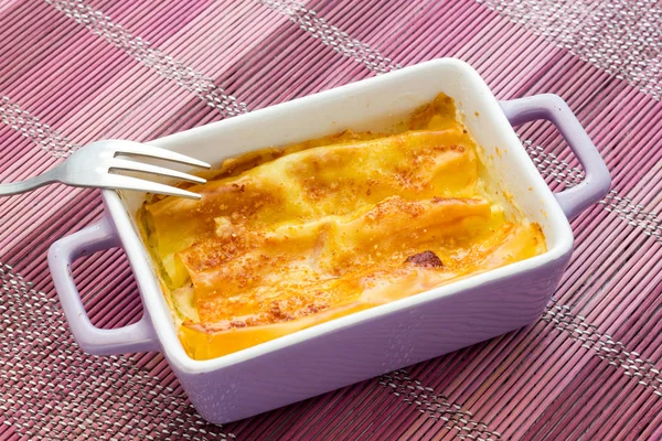 Cannelloni med skinka och ost i ugn — Stockfoto