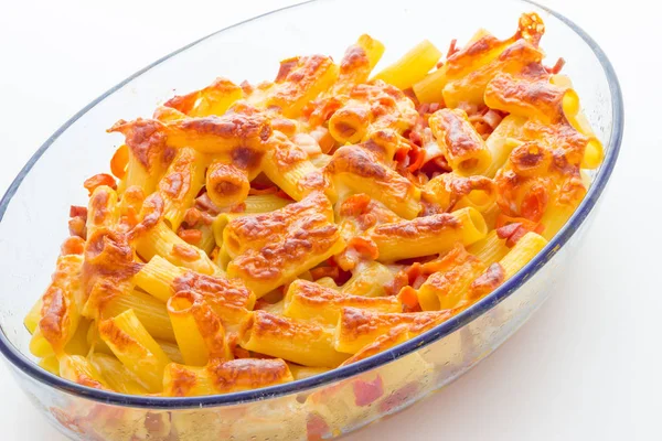 Queso de macarrones al horno con tomates y salchichas — Foto de Stock