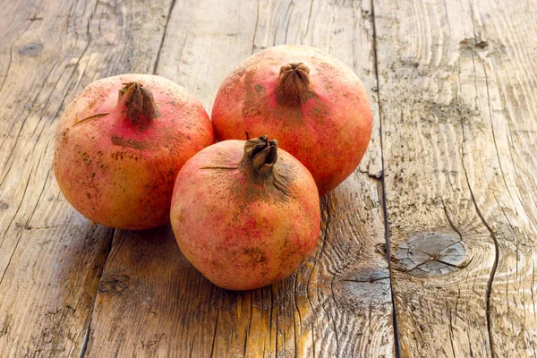 Leckerer Granatapfel mit seinen roten Bohnen — Stockfoto