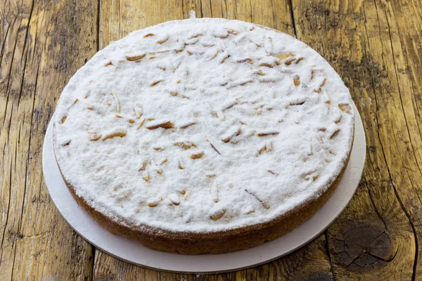 Кремовый торт с кедровыми орехами — стоковое фото