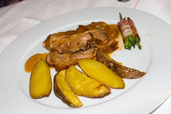 Ternera asada con patatas y espárragos y tocino — Foto de Stock