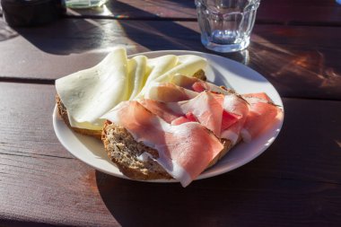 Aperatif ekmek sosis ve peynir ile