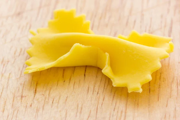 Farfalle pasta thuis gemaakt — Stockfoto