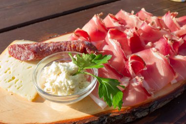 Leke salam ve peynir horseradish sos ile