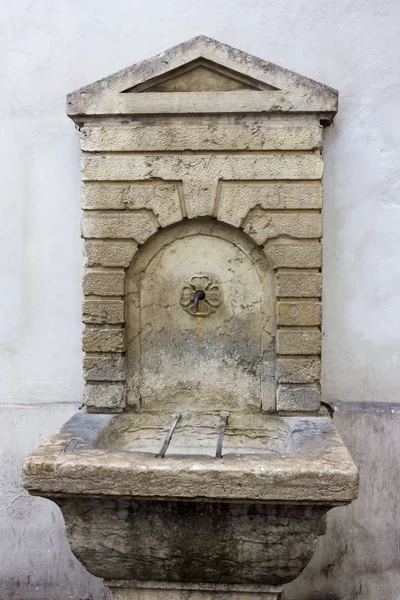 通りに公共の壁泉 — ストック写真