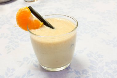 Muz smoothie mandarin ile