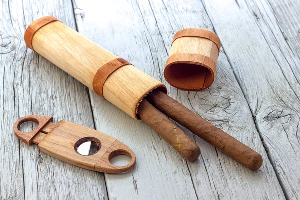 Kesici ile Küba purosu