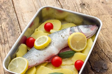 Limon patates ve domates fırın için hazır ile balık