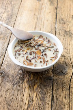 Kurutulmuş mantar yemek