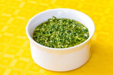 Yeşil sos haşlanmış et için