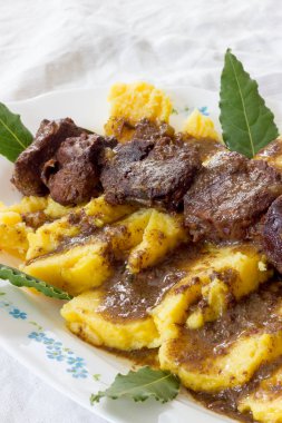 Yaban domuzu Stew polenta