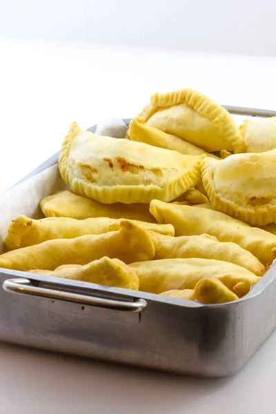 Puglia panzerotti gefüllt mit Tomaten und Mozzarella — Stockfoto