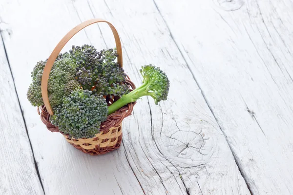 Friska Broccoli i korgen — Stockfoto