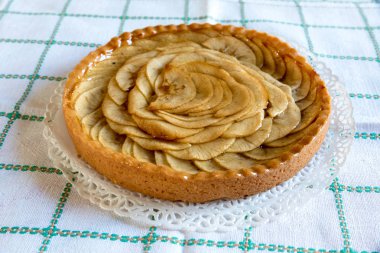 Elmalı turta dekore edilmiş ev yapımı