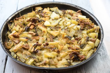 Mantar kavrulmuş patates ile