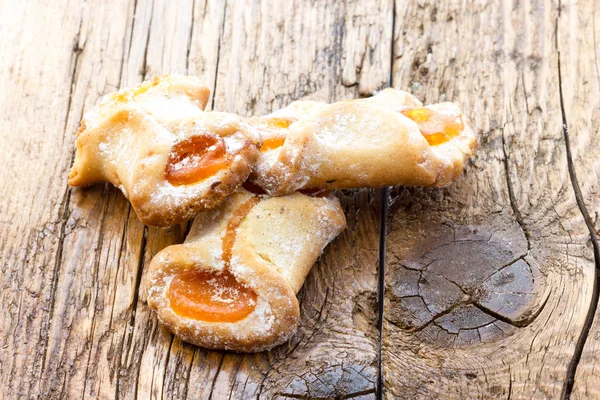 Reçel ile dolu bisküvi