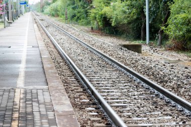 Tren yolu kadar görülen kapatın